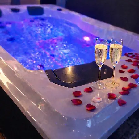 Wellness Mit Sauna, Massagen, Spa, Beheizbarem Whirlpool Bei Leipzig 아파트 *